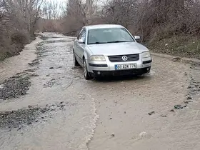Tokat’ta köy yolları eriyen karlar nedeniyle su altında kaldı

