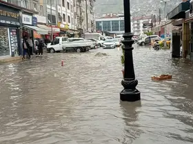 Tokat’ta sağanak yağış yolları göle çevirdi
