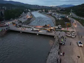Tokat’ta sel riski nedeniyle Çedaş Köprüsü’nün yıkımına başlandı
