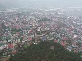 Tokat’ta toprak kayması nedeniyle 13 dairenin tahliye edildiği bölge dron ile görüntülendi
