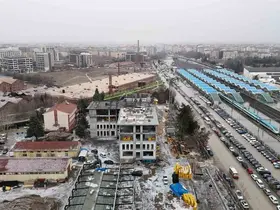 Tonlarca yükü metrelerce yükseklikte adeta iğne deliğinden geçiriyorlar
