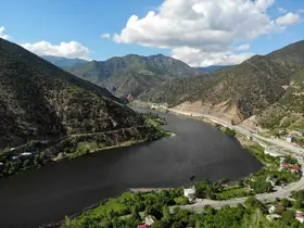 Torul Baraj Gölü’nde alg patlaması, suyun yüzeyi koyulaştı
