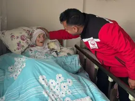 Torunlarının torununu gören 114 yaşındaki Salli Nineye anlamlı ziyaret
