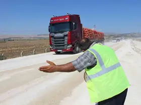Tozlu yolda mutluluk saçıyor, kimse korna çalmadan geçmiyor
