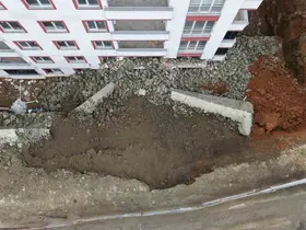 Trabzon’da istinat duvarı çöktü, 9 katlı bina zarar gördü
