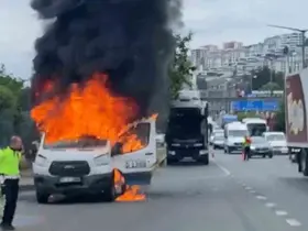 Trabzon’da seyir halindeki dolmuş minibüsü alevlere teslim oldu
