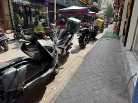 Trafiğe kapalı motosikler parkına açık sokak
