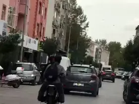Trafiği tehlikeye atan motor sürücüsü ve yolcusuna ceza
