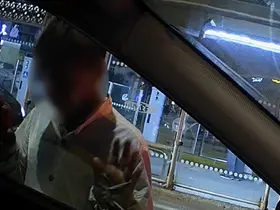Trafik ışıklarında araçlara ‘yapışan’ çocuklar araç kamerasına yansıdı
