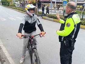 Trafik polisinden trafiği tehlikeye düşüren bisikletliye nasihat: "Bisiklete ceza yazılmaz diye düşünmeyin"
