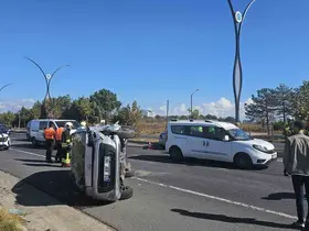 Trafikte bekleyen araca çarpan otomobil yan yattı: 2 yaralı
