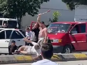 Trafikte meydan kavgası: Kaçmaya çalışan minibüse taş fırlattılar
