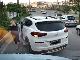 Trafikte yol kesip tepki gösteren sürücü kamerada
