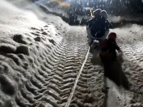 Traktöre bağlanan kızaklarla gün boyu kayak yaptılar
