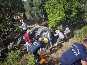 Traktörün altında kalan şahıs, ekiplerin çalışmasıyla kurtarıldı
