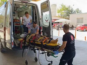 Traktörün altında kalan yaşlı kadın ağır yaralandı
