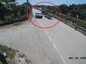 Traktörün altında kalmaktan saniyelerle kurtuldular, kazaya sebep olan sürücü kaçtı
