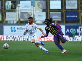 Trendyol Süper Lig: Eyüpspor: 1 - Alanyaspor: 1 (İlk yarı)
