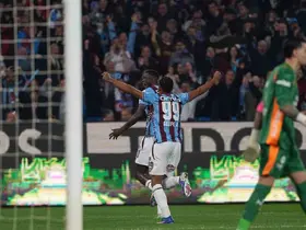 Trendyol Süper Lig: Trabzonspor: 1 - Galatasaray: 0 (İlk yarı)
