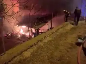 Tufanbeyli’de çıkan yangında ev ve ahır küle döndü
