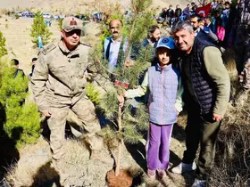 Tuğgeneral Öz, şehit yakınlarıyla fidan dikti
