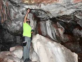 Tümülüsü andıran tepedeki mağaranın turizme kazandırılmasını istiorlar
