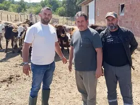 Tunçbilek’te daha sağlıklı hayvancılık için ilaçlama yapıldı
