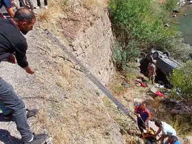 Tunceli’de araç uçuruma yuvarlandı: 3 yaralı
