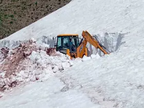 Tunceli’de haziran ortasında karla mücadele sürüyor
