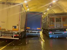 Tünelde iki tır çarpıştı: 1 yaralı
