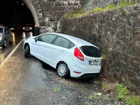 Tünelde kontrolden çıktı, duvara çarptı
