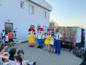 ‘Turgut ve Lulu’ Sokak Tiyatrosu ile çocuklarla buluştu
