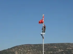 Türk bayrağını düzeltmek için direğe tırmandı
