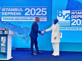 Türk Kızılay Manisa İl Başkanı Gürsel’e teşekkür belgesi

