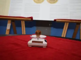 Türkiye Cumhuriyeti’nin ilk altın parası 100. yılında Akdeniz Üniversitesi’nde
