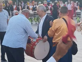 Türkiye Halk Oyunları Federasyonu Başkanı davul çalarak bahşiş topladı
