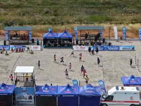 Türkiye’de ilk kez 2 bin 200 metrede plaj hentbolu oynandı
