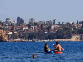 Türkiye’de karla mücadele başlarken, Antalya’da deniz mevsimi devam ediyor
