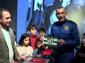 Türkiye’nin 3’üncü uzay yolcusu Gökhan Erdem uzaya çıkardığı Bursaspor bayrağını GUHEM’e teslim etti
