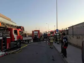 Tuzla’da seramik deposu ve teknelere sıçrayan yangın söndürüldü
