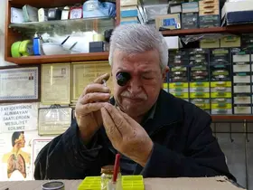 Üç metrekarelik dükkanda 60 yıldır zamana ince ayar veriyor
