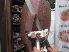 Üç metrelik tabakta Bursa kebabı ikramı
