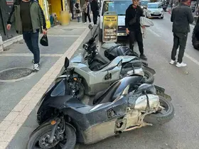 Üç motosiklet domino taşı gibi devrildi
