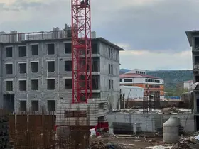 Ücretlerini alamadıklarını iddia eden işçiler kule vince çıktı
