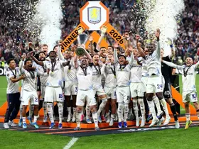 UEFA Avrupa Ligi şampiyonu Aston Villa kupasını aldı
