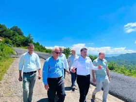 Ulubey’de sıcak asfalt ve beton yol çalışmaları devam ediyor
