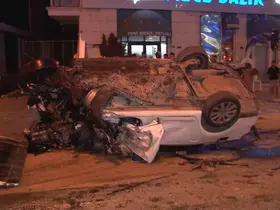 Ümraniye’de İETT otobüsüne otomobil çarptı: 1’i ağır 2 yaralı
