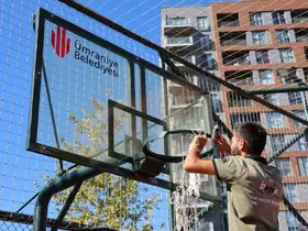 Ümraniye’de park ve yeşil alanlarda yenileme çalışmaları devam ediyor
