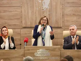 Umreden dönen ikinci kafile, Fatma Şahin ile bir araya geldi

