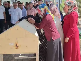 Üniversite kaydı için çıktıkları yolda yanarak can veren babaanne, oğlu ve torunu toprağa verildi
